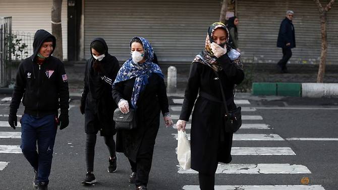 Người dân Iran đeo khẩu trang bảo vệ để ngăn chặn nhiễm virus Corona tại Tehran (Iran). Ảnh: Reuters.