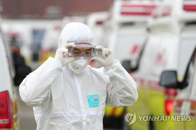 Một nhân viên y tế ở Daegu kiểm tra lại kính bảo vệ trước khi bắt đầu công việc. Ảnh: Yonhap.