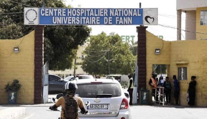 Lối vào Trung tâm Bệnh viện Đại học Quốc gia Fann ở Dakar, nơi bệnh nhân nhiễm Covid-19 đầu tiên của Senegal đang được điều trị. Ảnh: AFP.