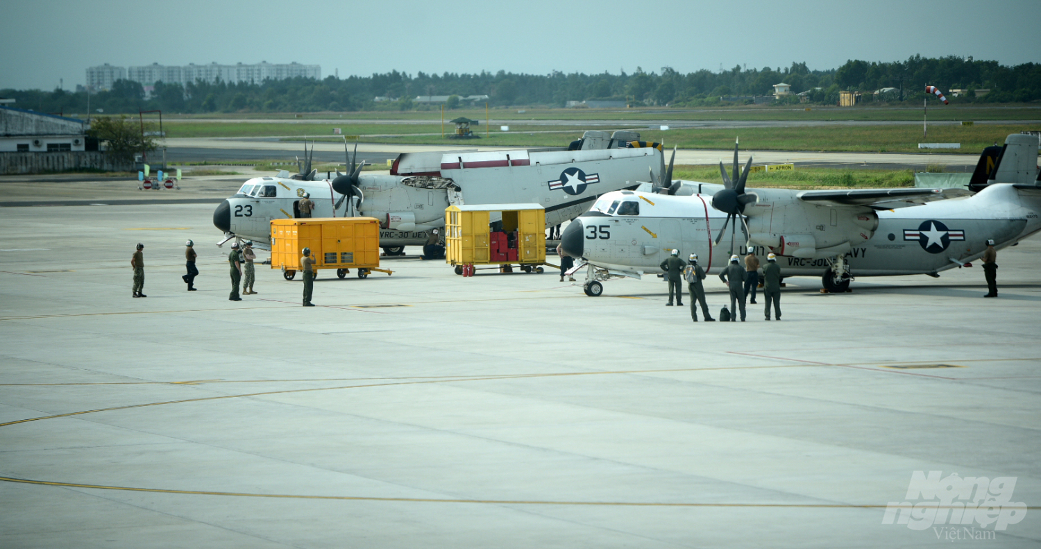 Theo quan sát của phóng viên, nhiều người mặc quân phục Mỹ đang làm công tác chuẩn bị xung quanh 2 máy bay này ở khu vực khoang hàng và cabin.