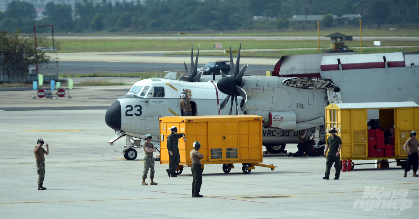 Máy bay cung cấp hỗ trợ hậu cần quan trọng cho các nhóm tấn công của tàu sân bay.