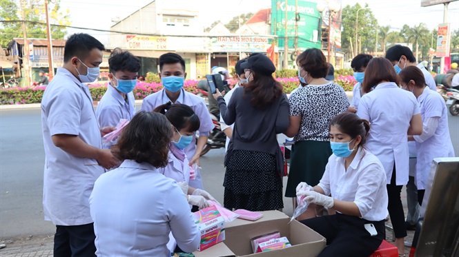 Một Phòng khám ở TP. Đồng Xoài, tỉnh Bình Phước cấp phát khẩu trang miễn phí cho người đi đường. Ảnh: Hồng Thủy.