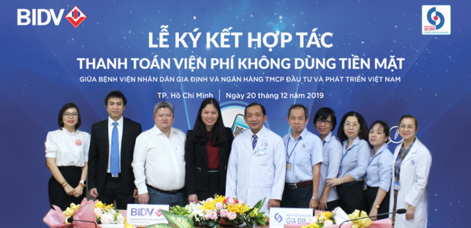 Lễ ký kết thỏa thuận hợp tác triển khai thanh toán không dùng tiền mặt tại Bệnh viện Nhân dân Gia Định.
