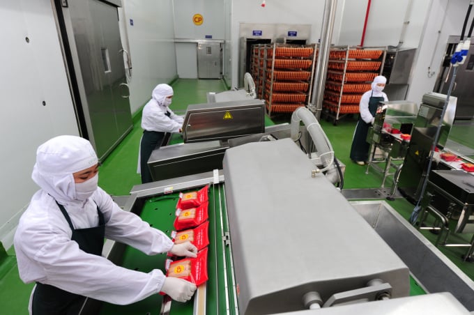 Việc Nga cho phép nhập khẩu sản phẩm thịt gà chế biến có ý nghĩa bước ngoặt quan trọng đối với ngành chăn nuôi nước ta (Trong ảnh: Chế biến xúc xích tại Công ty Cổ phần Chăn nuôi CP Việt Nam). Ảnh: CP.