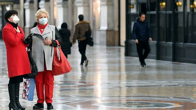 Hai người phụ nữ đeo khẩu trang ở Galleria Vittorio Emanuele II. Ảnh: Flavio Lo Scalzo/Reuters.