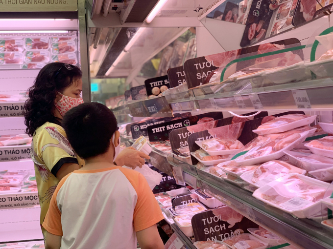 Thịt heo là sản phẩm được nhiều người tiêu dùng lựa chọn tại các hệ thống siêu thị hiện đại. Ảnh: Nguyễn Thủy.