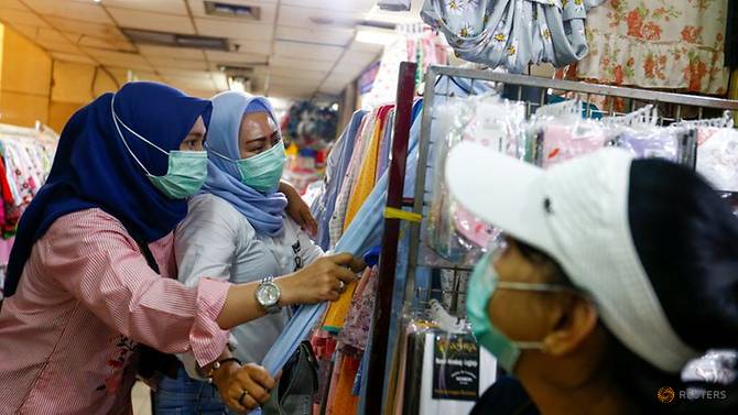 Những phụ nữ đeo khẩu trang bảo vệ tại chợ Jatinegara (Jakarta, Indonesia) hôm 9/3/2020. Ảnh: Ajeng Dinar Ulfiana/Reuters.