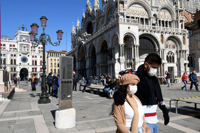 Người dân Italia đeo khẩu trang khi có việc cần phải ra đường. Ảnh: Reuters.