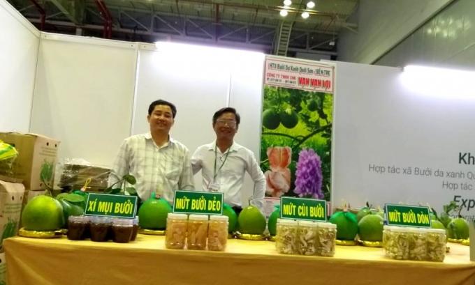Ông Phan Thanh Bút (bìa phải) đưa sản phẩm của Cty mình tham gia Hội chợ HortEx Việt Nam 2020 tổ chức tại TP HCM vào cuối tháng 2 vừa qua. 
