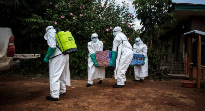 Hiện tại, người ta vẫn chưa tìm ra cách phòng ngừa Ebola. Ảnh: J.A.