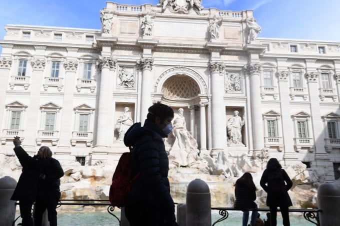 Đài phun nước Fontana di Trevi ở Rome vắng người giữa dịch COVID-19. Ảnh: Getty Images.