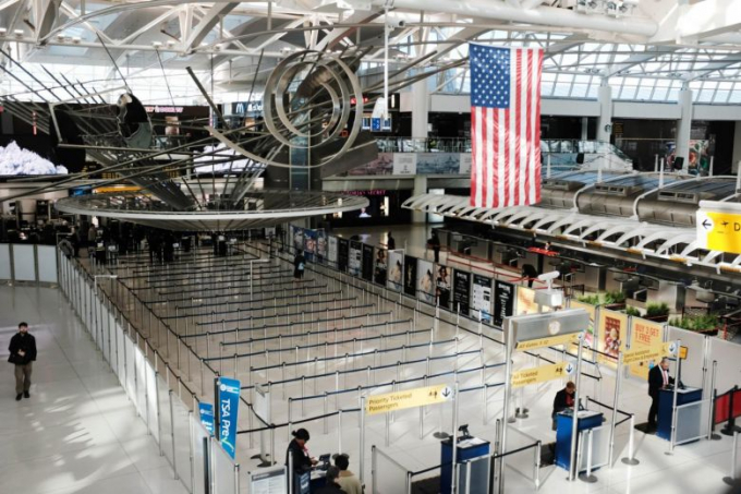 Một nhà ga quốc tế trống rỗng tại sân bay John F. Kennedy (New York) trong bối cảnh lo ngại dịch Covid-19 bùng phát, hôm 7/3/2020. Ảnh: AFP.
