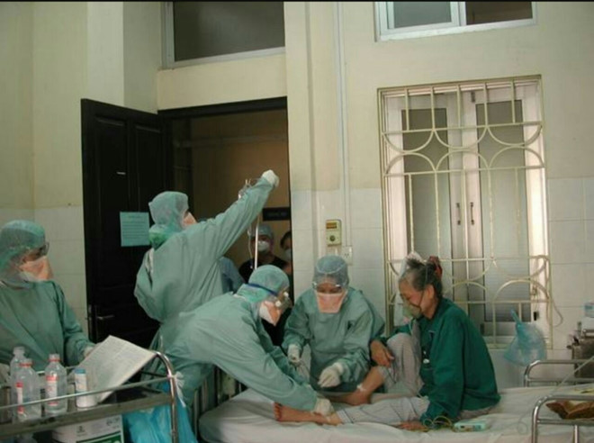 Nhân viên y tế Bệnh viện Bệnh nhiệt đới Trung ương trong thời gian tham gia chữa trị cho bệnh nhân nhiễm virus SARS. Ảnh: Bệnh viện cung cấp.