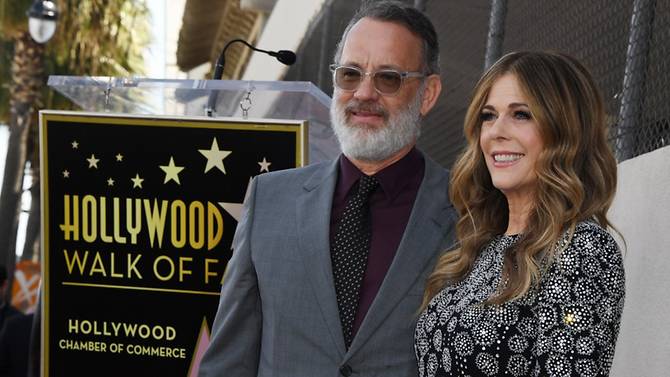 Tom Hanks và vợ Rita Wilson đứng trước ngôi sao mới được công bố của bà sau khi được vinh danh trên Đại lộ Danh vọng Hollywood (California) hôm 29/3/2019. Ảnh: Mark RALoston/AFP.