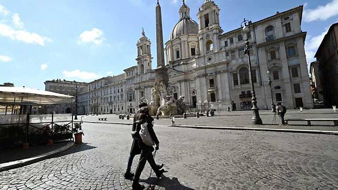 Một quảng trường vắng vẻ ở Navona, trung tâm Rome, sau khi Italia ra quyết định đóng tất cả các cửa hàng ngoại trừ hiệu thuốc và shop thực phẩm trong nỗ lực tuyệt vọng để ngăn chặn sự lây lan của nCoV. Ảnh: Vincenzo Pinto/AFP.