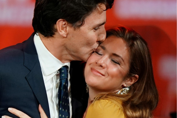 Vợ chồng Thủ tướng Canada Justin Trudeau ôm nhau trên sân khấu sau cuộc bầu cử liên bang ở Montreal vào tháng 10. Ảnh: Reuters.