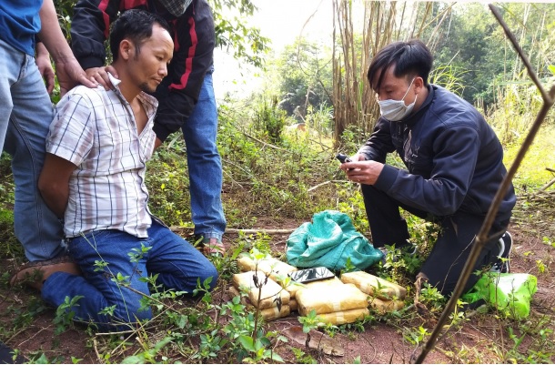 Đối tượng Gia Xông và số ma túy tổng hợp bị bắt giữ. Ảnh: BĐBP Quảng Bình cung cấp.
