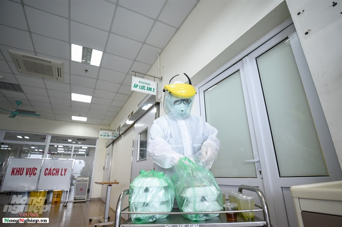 Nhân viên y tế chuẩn bị suất ăn cho các bệnh nhân bên trong Bệnh viện Bệnh nhiệt đới Trung ương cơ sở 2 tại Đông Anh (Hà Nội). Ảnh: Tùng Đinh.