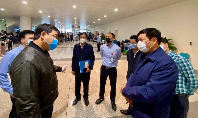 Thứ trưởng Đỗ Xuân Tuyên, Phó trưởng ban thường trực Ban chỉ đạo, đi kiểm tra công tác phòng chống dịch Covid-19 tại Cảng hàng không quốc tế Nội Bài. Ảnh: Bộ Y tế.