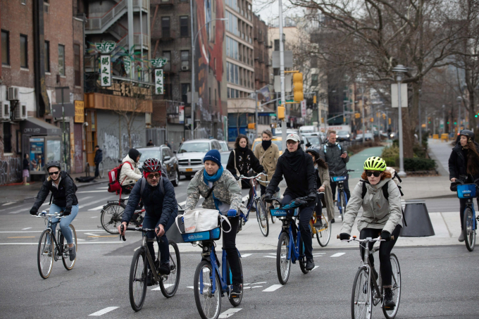Nhu cầu đi xe đạp bắt đầu tăng cao khi mọi người cố gắng tránh những chuyến xe điện ngầm đông đúc. Trong ảnh: Người đi xe đạp đi dọc theo đường Allen ở Manhattan. Ảnh: Kevin Hagen/New York Times.
