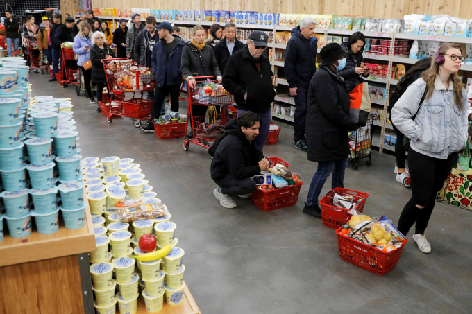 Các cửa hàng tạp hóa ở thành phố New York và nhiều nơi khác đã rất căng thẳng khi mọi người cố gắng tích trữ nhu yếu phẩm. Ảnh: Andrew Kelly/Reuters.