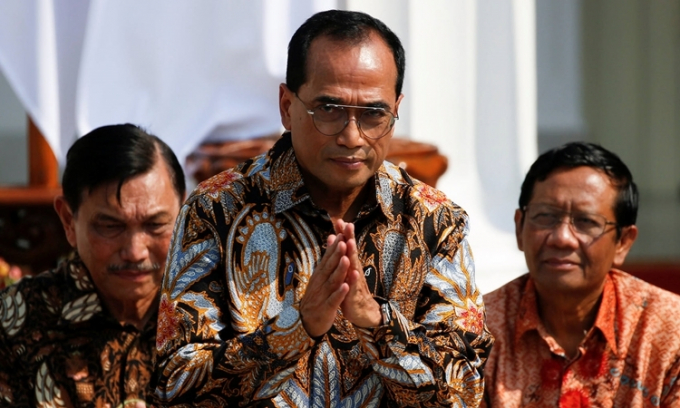 Bộ trưởng Giao thông Indonesia Budi Karya Sumadi (phía trước) tại Jakarta tháng 10/2019. Ảnh: Reuters.