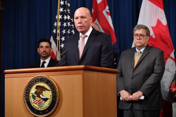 Bộ trưởng Nội vụ Australia phát biểu tại cuộc họp báo của Bộ Tư pháp Mỹ ở Washington hôm 5/3. Ảnh: Reuters.