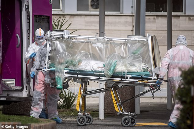 Nhân viên y tế vận chuyển bệnh nhân từ xe cứu thương tại một ở Rome, Italia hôm 16/3. Ảnh: Getty Images.