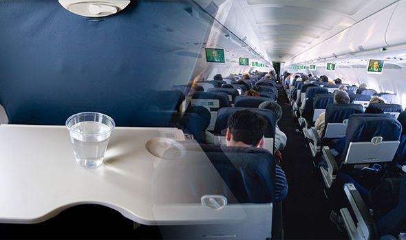 Hành khách nên tránh chạm vào các bề mặt cứng trên máy bay để giảm thiểu nguy cơ lây nhiễm virus. Ảnh: Getty Images.