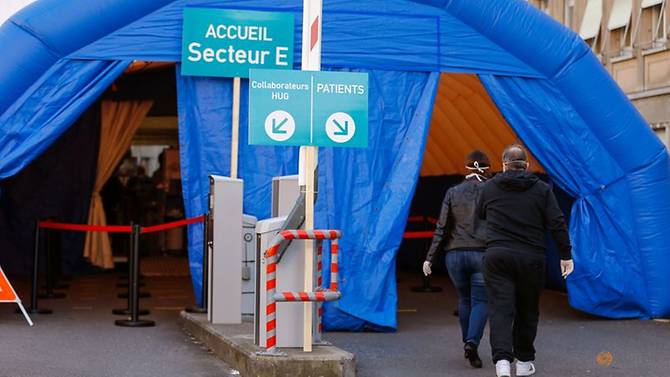 Bệnh nhân đến lều sàng lọc y tế để xét nghiệm bên ngoài Bệnh viện Đại học Geneva (HUG), tại Geneva, Thụy Sĩ hôm 17/3/2020. Ảnh: Pierre Albouy/Reuters.