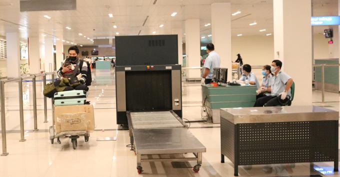 Công tác giám sát y tế tại Cảng hàng không Quốc tế Cần Thơ thực hiện chặt chẽ. Ảnh: TQ.