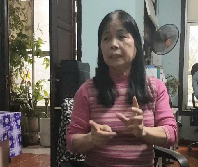 Bà Đào Thị Phương đội đơn đi kiện ông Nguyễn Phúc Long và nhiều cá nhân khác suốt hơn 15 năm qua. Ảnh: LAT.