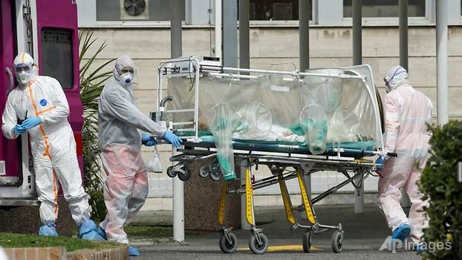 Một bệnh nhân được đưa đến Bệnh viện Columbus Covid 2 ở Rome, Italia. Ảnh: Alessandra Tarantino/AP.