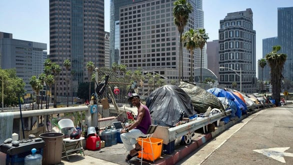 Người vô gia cư sống trong lều dọc một con đường ở Los Angeles. Ảnh: Fox News.