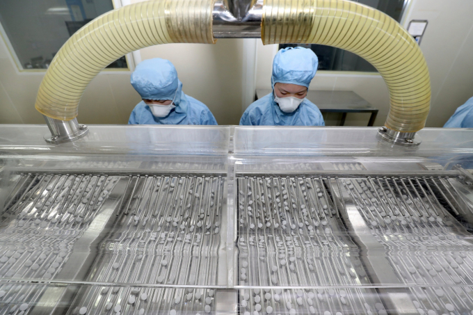Công nhân trong một nhà máy sản xuất thuốc chloroquine ở Nam Thông, Trung Quốc. Ảnh: Associated Press.
