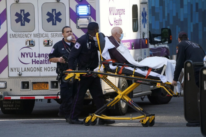 Nhân viên y tế đưa một bệnh nhân nhập viện ở Manhattan. Ảnh: Carlo Allegri/Reuters.