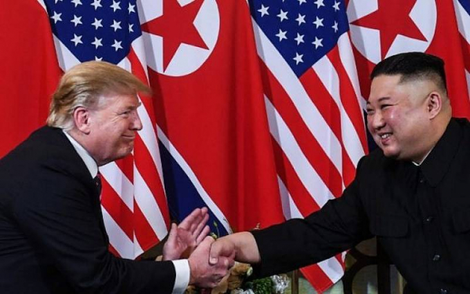 Tổng thống Hoa Kỳ Donald Trump bắt tay với nhà lãnh đạo Triều Tiên Kim Jong-un sau cuộc họp tại khách sạn Sofitel Legend Metropole ở Hà Nội hôm 27/2/2019. Ảnh: AFP.