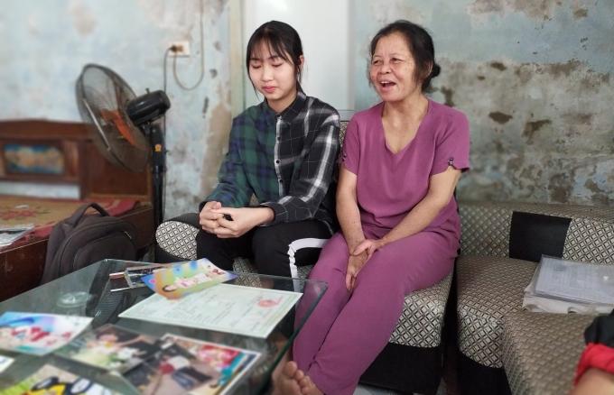 Dù không phải máu mủ của mình, nhưng bà Bình vẫn nuôi dạy Thương suốt 16 năm qua. Ảnh: Long Nguyễn.