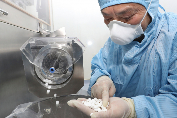 Một công nhân kiểm tra việc sản xuất chloroquine ở Trung Quốc vào tháng trước. Ảnh: FeatureChina.