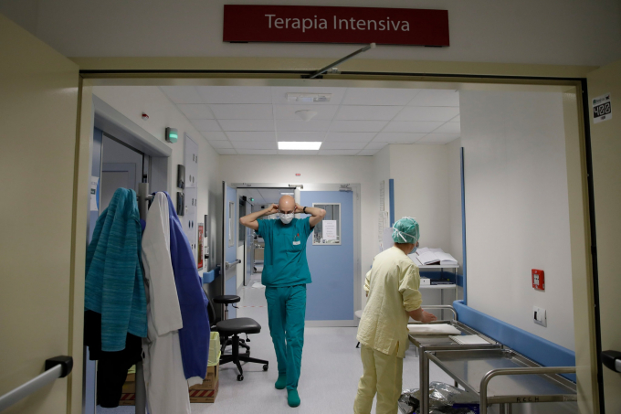 Bác sĩ tại một đơn vị chăm sóc tích cực của bệnh viện Brescia Spedali Civili (Italia). Ảnh: Luca Bruno/Associated Press.