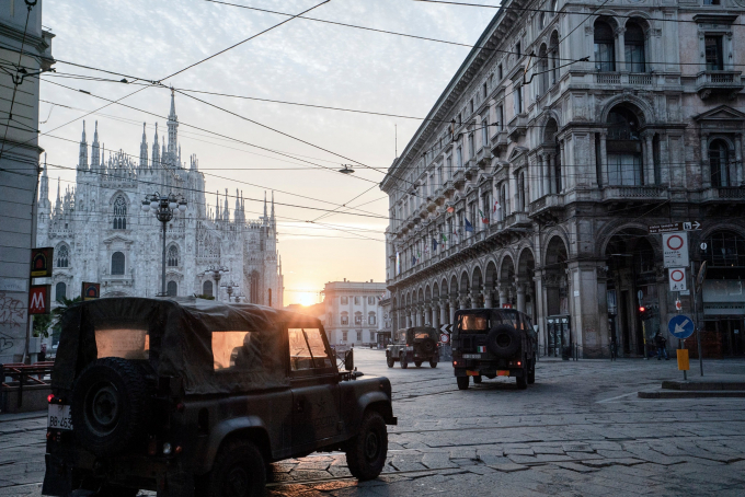 Quân đội Italia tuần tra tại quảng trường Piazza Duomo ở Milan hôm thứ Sáu tuần trước. Ảnh: Alessandro Grassani/New York Times.