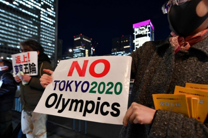 Người biểu tình phản đối tổ chức Thế vận hội Tokyo 2020 trước một nhà ga ở Tokyo ngày 24/3/2020. Ảnh: AFP.
