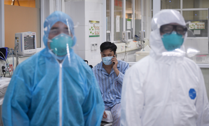 Thứ trưởng Bộ Y tế Nguyễn Trường Sơn làm việc với Bệnh viện Bệnh nhiệt đới Trung ương cơ sở 2 hôm 24/3. Ảnh: Bộ Y tế.