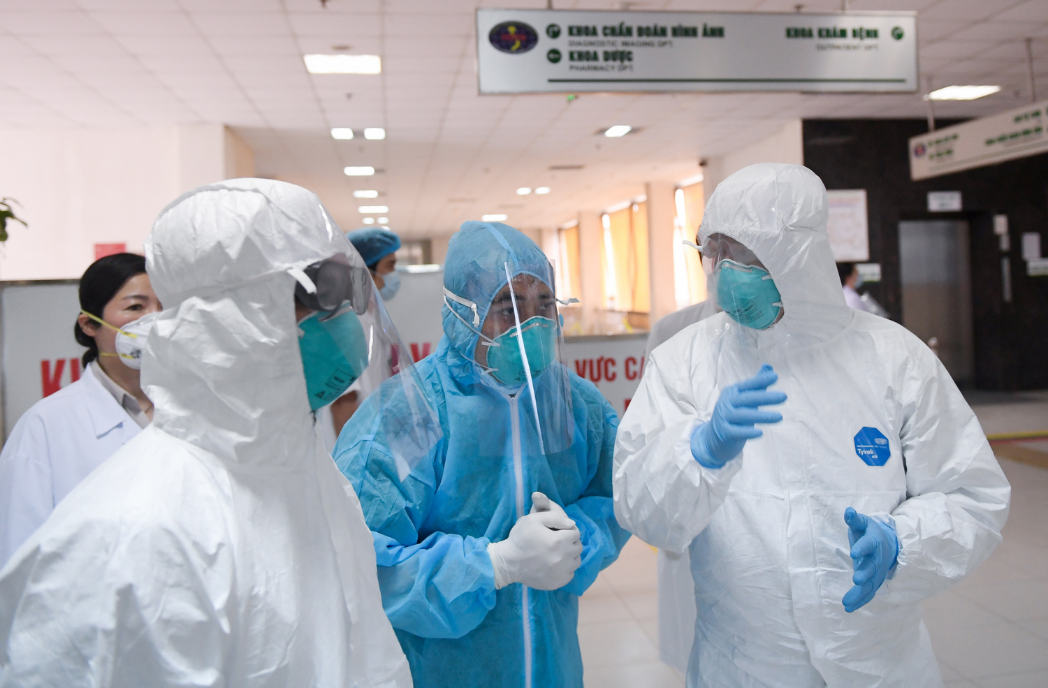 Các bác sĩ tại Bệnh viện Bệnh Nhiệt đới Trung ương cơ sở 2 (Đông Anh, Hà Nội), nơi đang điều trị nhiều ca mắc Covid-19. Ảnh: Bộ Y tế.