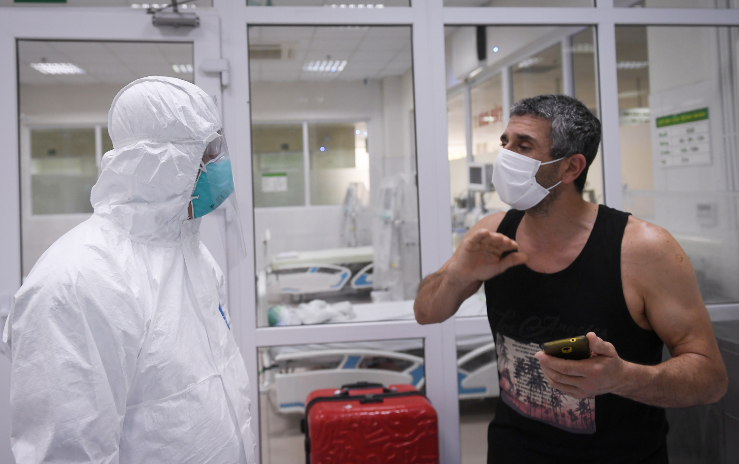 Một bệnh nhân nước ngoài mắc Covid-19 đang điều trị trong Bệnh viện Bệnh Nhiệt đới Trung ương cơ sở 2 Đông Anh (Hà Nội). Ảnh: Bộ Y tế.