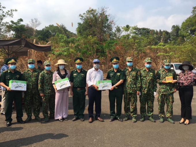 Đại diện Tập đoàn Trường Sinh trao tặng nước uống thảo dược cho những nhân viên y tế tuyến đầu chống dịch.