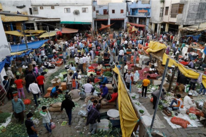 Tuy đang trong giai đoạn phong tỏa nhưng người dân vẫn được phép đi chợ mua thực phẩm.
