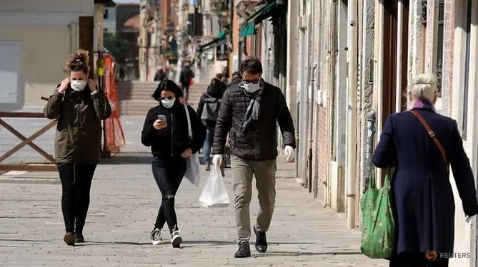 Người dân đeo khẩu trang trên đường phố Venice. Ảnh: Manuel Silvestri/Reuters.