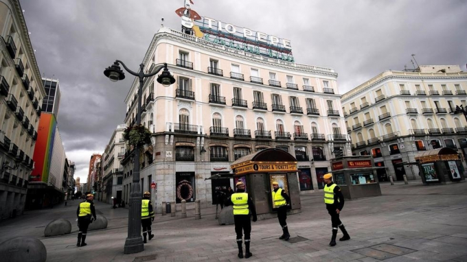 Binh sĩ tuần tra trên đường phố Madrid hôm 16/3/2020 sau khi chính quyền ban bố tình trạng khẩn cấp tại Tây Ban Nha để chống dịch Covid-19. Ảnh: Reuters.
