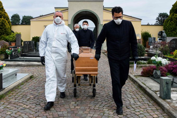 Đám tang của một nạn nhân Covid-19 ở vùng Lombardy (Italia). Ảnh: AFP.